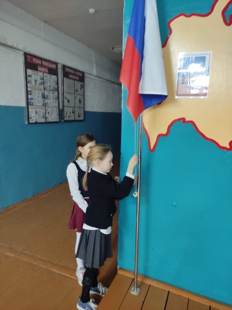 Поднятие флага.  Общешкольная линейка..