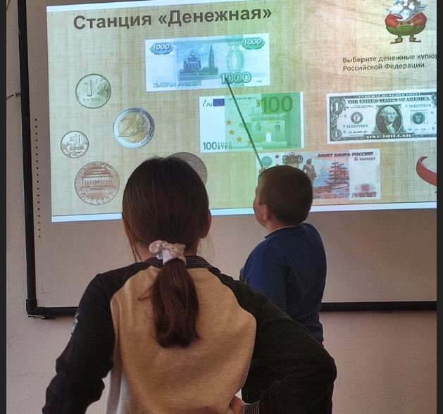 Квест "Сберегай и приумножай" во 2-4 классах продолжил школьную эстафету "Мои финансы"..